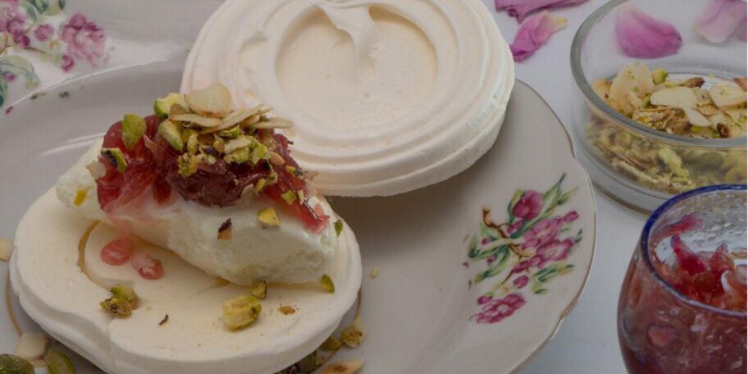 Φωλιά μαρέγκας με παγωτό βανίλια και Γλυκό Τριαντάφυλλο Αγρού (Π.Γ.Ε.) - Images
