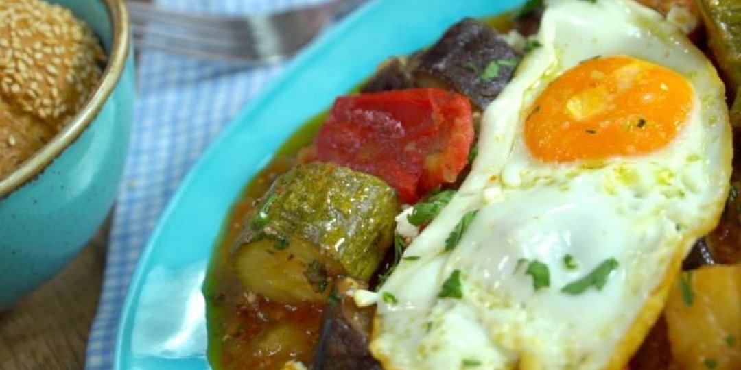 Καλοκαιρινό μπριαμ στην κατσαρόλα με αυγά - Images