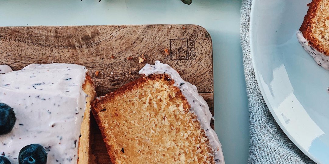 Κέικ βανίλιας με επικάλυψη από τυρί κρέμα με φρέσκα μύρτιλα - Images