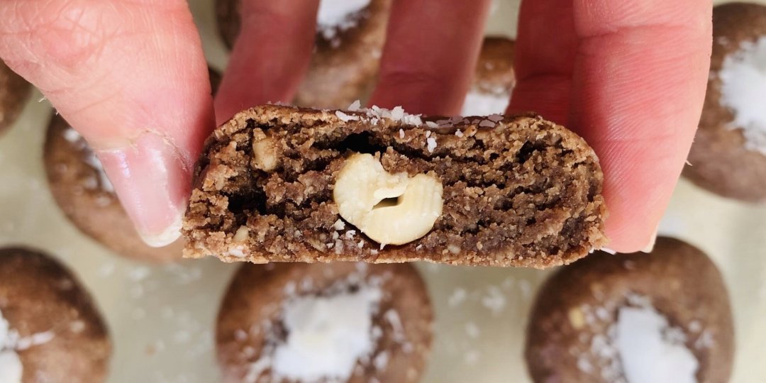 Μπισκότα με καρύδα, κάσιους και κομματάκια σοκολάτας  - Images