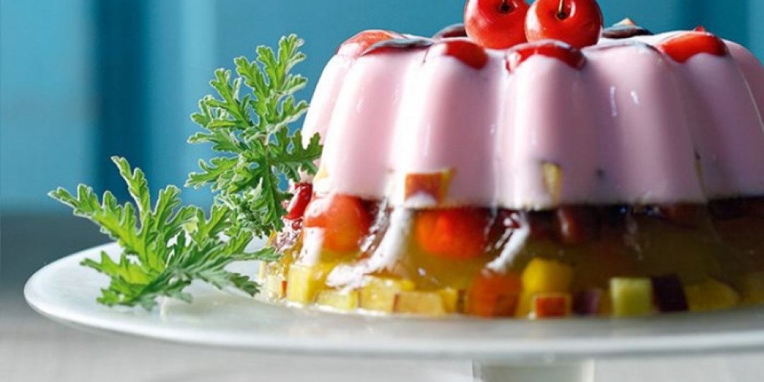Δίχρωμο ζελέ με γιαούρτι, φρέσκα φρούτα και σάλτσα από βερίκοκα - Images