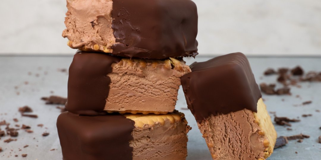 Το λατρεμένο παγωτό sandwich με σοκολάτα κουβερτούρα - Images