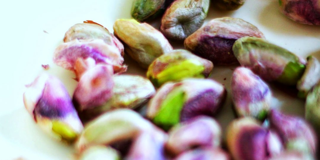 Αμύγδαλα, φυστίκη αιγίνης (pistachios) και  ροδόνερο  - Images