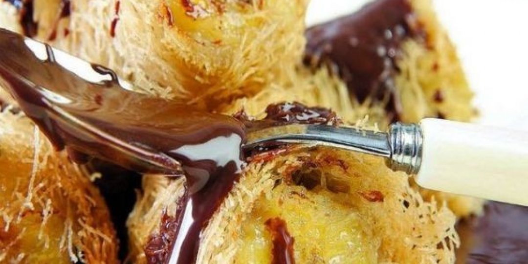 Κανταΐφι γεμισμένο με δαμάσκηνα και καρύδια με σιρόπι ζεστής σοκολάτας - Images