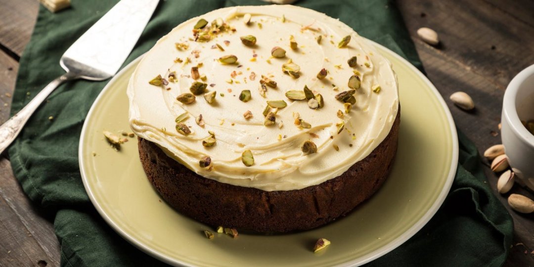 Λαχταριστό κέικ με φυστίκια Αιγίνης και frosting λευκής σοκολάτας - Images