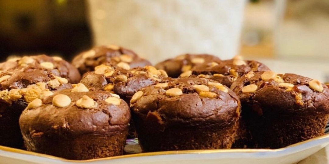 Υγιεινά muffins σοκολάτας γεμιστά με βούτυρο κάσιους  - Images