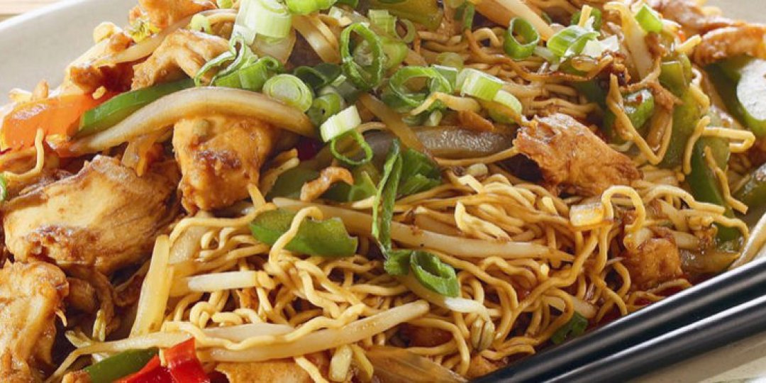 Nούντλς με κοτόπουλο (chow mein) - Images
