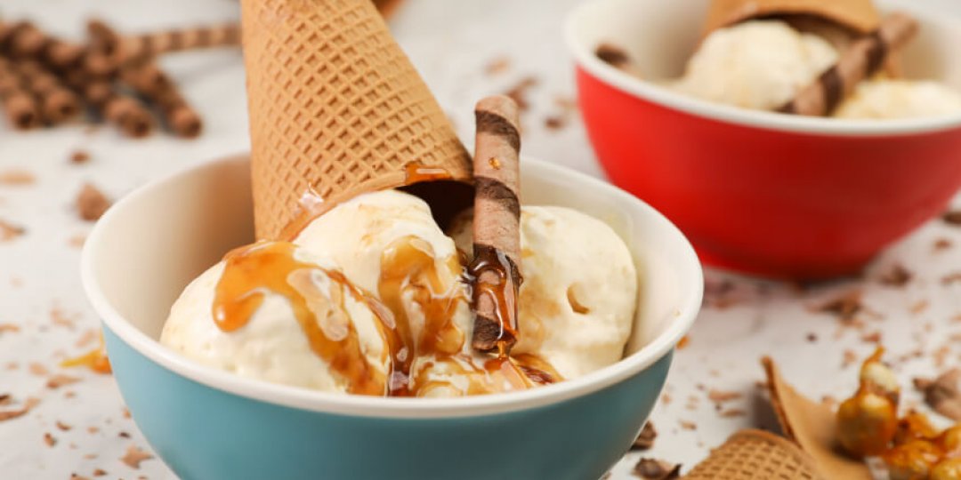 Παγωτό βανίλια με καραμελωμένα φουντούκια - Images
