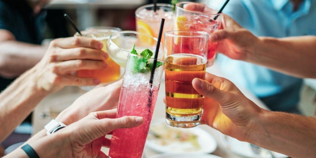 Party και αλκοόλ: Πόσες θερμίδες έχει το ποτό που καταναλώνεις; - Κεντρική Εικόνα
