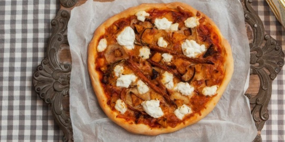 Πίτσα με ρικότα, κατσικίσιο τυρί και λαχανικά - Images