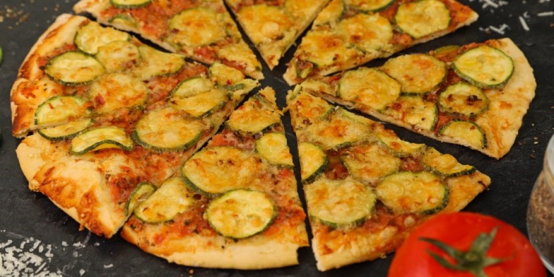 Πίτσα με κολοκυθάκια και παρμεζάνα - Images