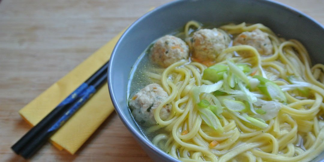 Σούπα ράμεν με noodles και κεφτεδάκια κοτόπουλο - Images