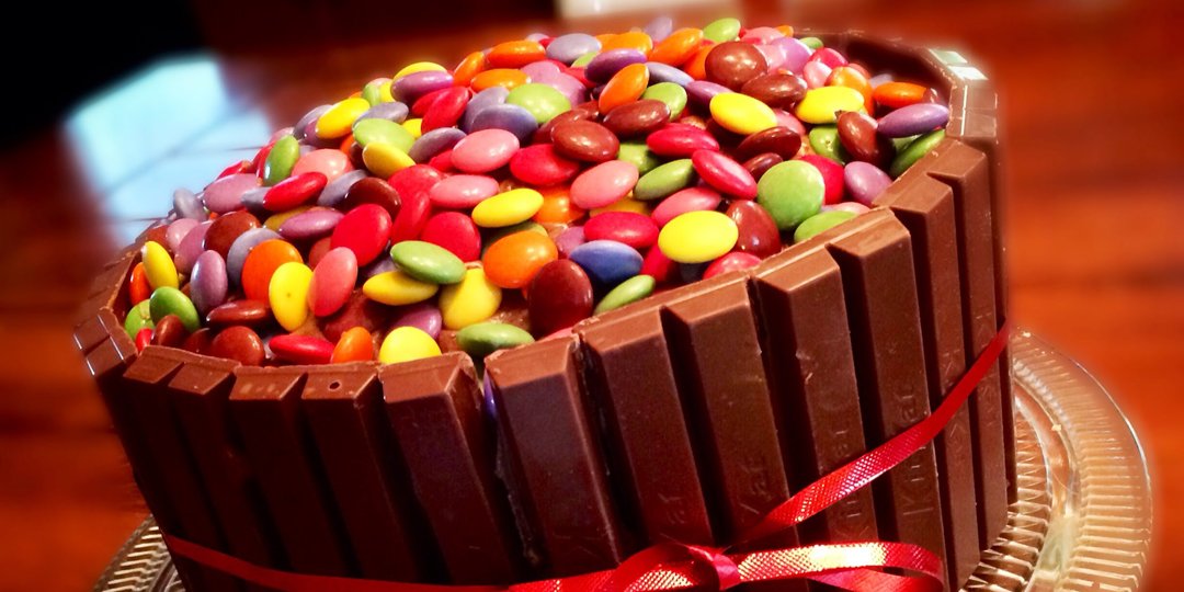 Σοκολατένιο κέικ με μπάρες σοκολάτας και χρωματιστά κουμπάκια  - Images