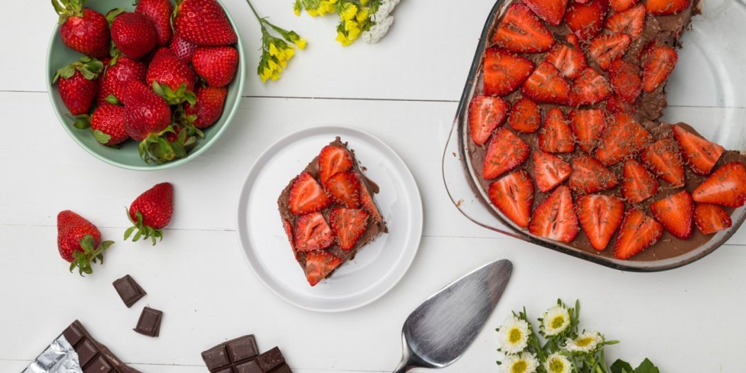 Σοκολατένιο γιαουρτογλυκό ψυγείου με φράουλες - Images