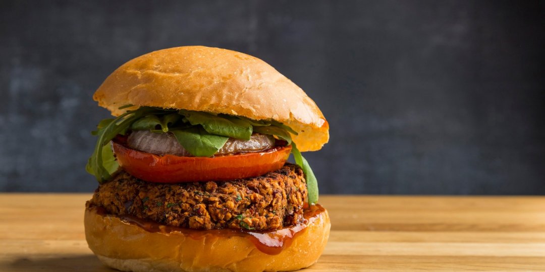 Το απόλυτο burger με ζουμερό μπιφτέκι από κόκκινα φασόλια (vegan) - Images