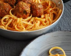 Linguini με κεφτεδάκια σε κόκκινη σάλτσα - Images