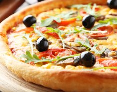 Πίτσα με ελιές, ντοματίνια και κρεμμύδια - Images