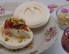 Φωλιά μαρέγκας με παγωτό βανίλια και Γλυκό Τριαντάφυλλο Αγρού (Π.Γ.Ε.) - Images