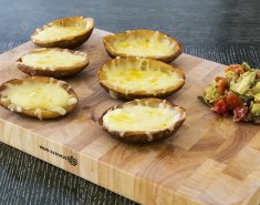 Πατάτες γεμιστές με τυρί, ντομάτα, αβοκάντο και ξινή κρέμα - Images