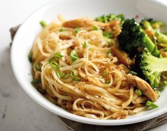 Noodles με κοτόπουλο, μπρόκολο και σάλτσα σόγιας Exotic Food - Images