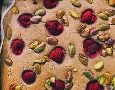 Μεγάλο pancake στο φούρνο με raspberries και φυστίκια Αιγίνης - Images