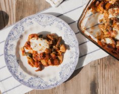 Πικάντικη μακαρονάδα στο φούρνο με ντομάτες, μελιτζάνες και τυριά  - Images