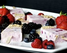 Παγωτό γιαούρτι με κόκκινα φρούτα  - Images