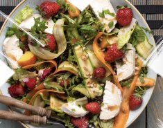 Καλοκαιρινή σαλάτα με φρούτα και κατσικίσιο τυρί - Images