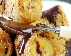 Κανταΐφι γεμισμένο με δαμάσκηνα και καρύδια με σιρόπι ζεστής σοκολάτας - Images