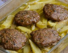 Μοσχαρίσια μπιφτέκια γεμιστά στο φούρνο με πατάτες - Images
