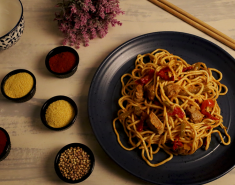 Noodles με κοτόπουλο, πιπεριές και γλυκόξινη σάλτσα  - Images