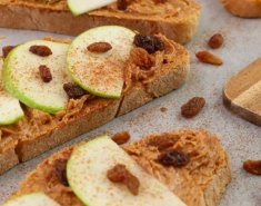 Ανοιχτό σάντουιτς με φυστικοβούτυρο και μήλο - Images