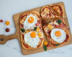 Πίτσα για πρωινό με τηγανητά αυγά και ζαμπόν (Breakfast pizza) - Images