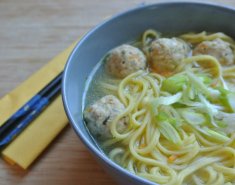 Σούπα ράμεν με noodles και κεφτεδάκια κοτόπουλο - Images