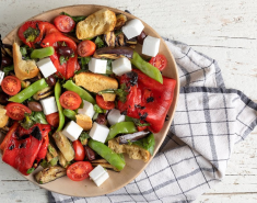 Ζεστή μεσογειακή σαλάτα λαχανικών - Images
