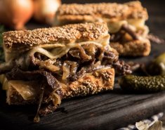 Σάντουιτς με μοσχάρι FOODSAVER, καραμελωμένα κρεμμύδια και λιωμένο τυρί (Steak Sandwich) - Images