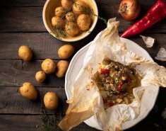 Χοιρινό FOODSAVER στη λαδόκολλα με φέτα και λαχανικά - Images
